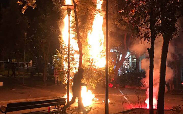 Κάηκε και το δεύτερο χριστουγεννιάτικο δέντρο στην πλατεία Εξαρχείων