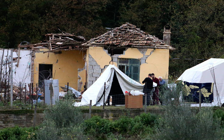 Σεισμός στην Αλβανία: Φοβούνται να γυρίσουν στα σπίτια τους οι σεισμοπαθείς στο Δυρράχιο