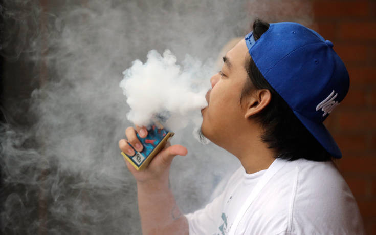 ΗΠΑ: Στα 21 αυξήθηκε το όριο ηλικίας για την αγορά προϊόντων καπνού και ατμίσματος
