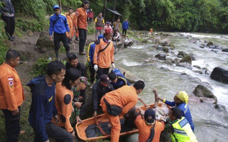 Ινδονησία: Στους 28 αυξήθηκαν οι νεκροί από την πτώση λεωφορείου σε χαράδρα στη Σουμάτρα