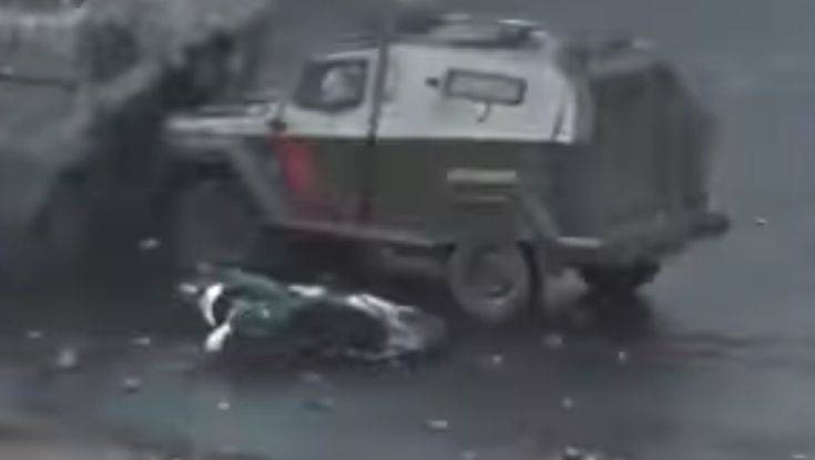 Χιλή: Το σοκαριστικό βίντεο με τα στρατιωτικά οχήματα να συνθλίβουν διαδηλωτή