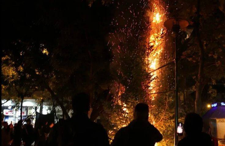 Εξάρχεια: Το βίντεο από το κάψιμο του χριστουγεννιάτικου δέντρου στην πλατεία