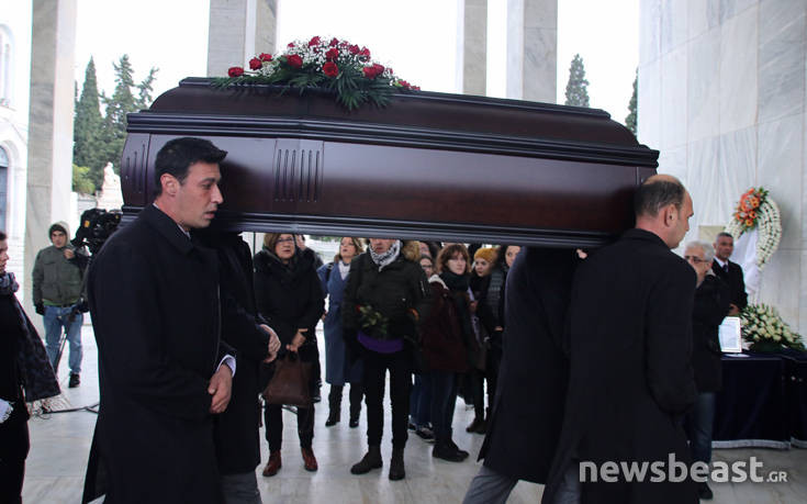 Θάνος Μικρούτσικος: Σε λαϊκό προσκύνημα η σορός του, στις 14:30 η πολιτική κηδεία