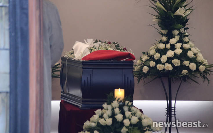Το αντίο των φίλων στον Θάνο Μικρούτσικο: «Κυλάει στο αίμα μου»