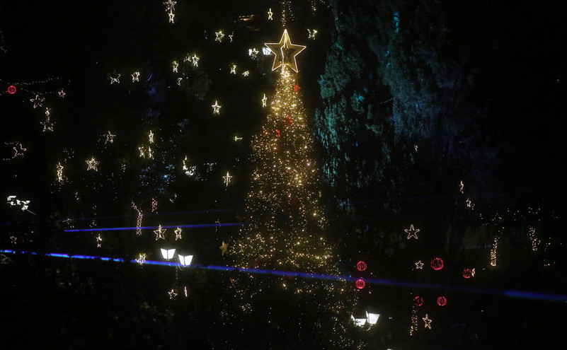 Εντυπωσιακές εικόνες στο Σύνταγμα: «Άναψε» το Χριστουγεννιάτικο δέντρο παρά τη βροχή