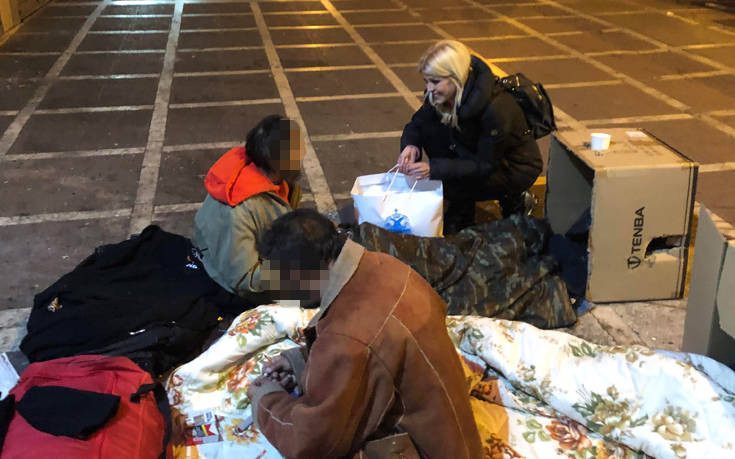 Η Έλενα Ράπτη με την «Αποστολή» επισκέφθηκαν τους άστεγους της Αθήνας