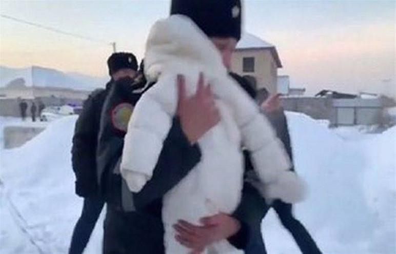 Καζακστάν: Συγκλονιστικό βίντεο από τη διάσωση μωρού από τα συντρίμμια του αεροπλάνου