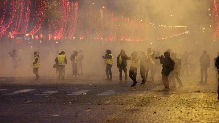 Γαλλία: Η αστυνομία έριξε δακρυγόνα σε διαδηλωτές στο κέντρο του Παρισιού