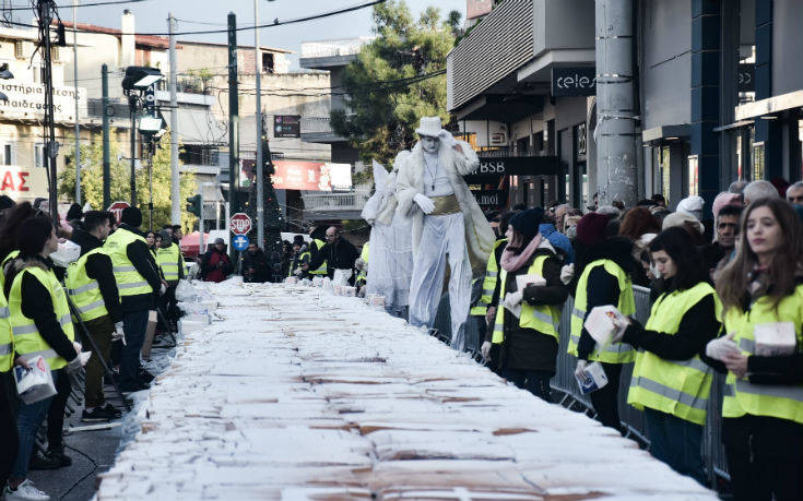Πρωτοχρονιά 2020: Στο Περιστέρι δημιουργήθηκε γιγαντιαία βασιλόπιτα 5 τόνων