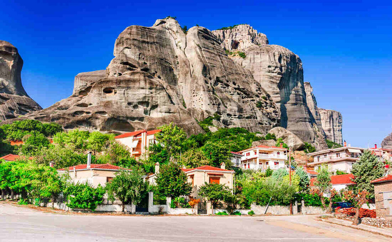 Το ελληνικό χωριό με το ωραιότερο φόντο