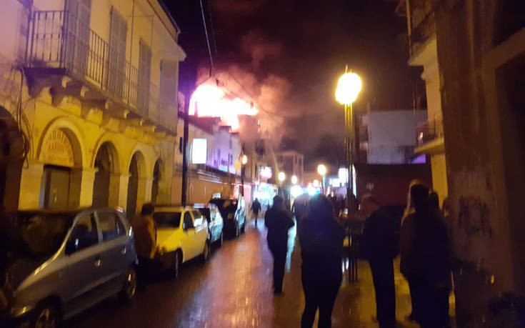 Μεγάλη φωτιά τώρα στην Κέρκυρα: Άνθρωπος κρέμεται από τα κεραμίδια
