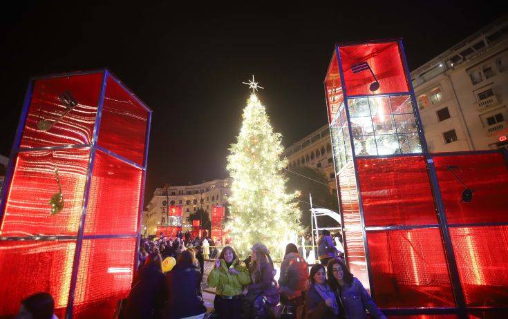 Θεσσαλονίκη: Μαγεμένες Γιορτές-Άναψε το χριστουγεννιάτικο δέντρο στην πλατεία Αριστοτέλους