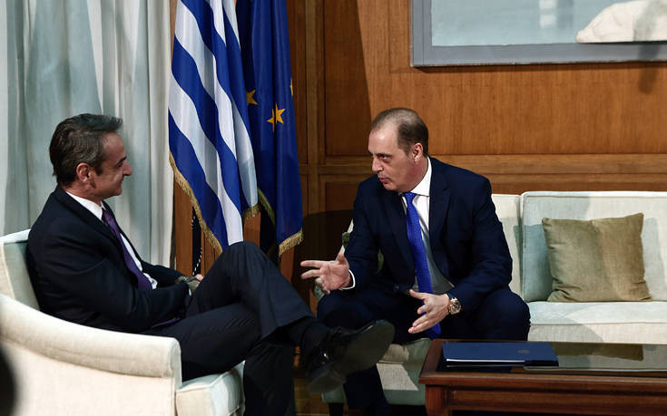 Ο διάλογος Μητσοτάκη – Βελόπουλου για το τσιγάρο στο Μαξίμου