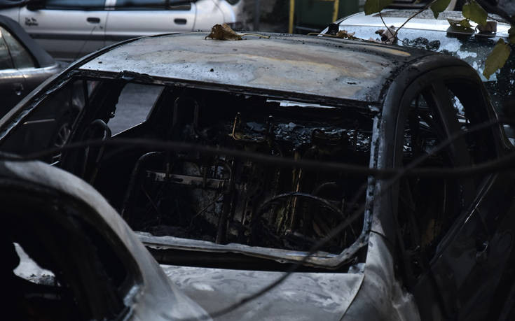 Καρέ-καρέ οι κινήσεις του δράστη που πυρπόλησε αυτοκίνητο του δήμου Καλαμαριάς