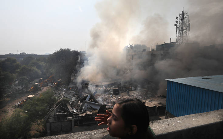 Κατέρρευσε φλεγόμενο εργοστάσιο μπαταριών στο Νέο Δελχί
