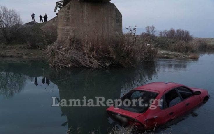 Λαμία: Έριξαν από τη γέφυρα στο ποτάμι του Σπερχειού κλεμμένα αυτοκίνητα