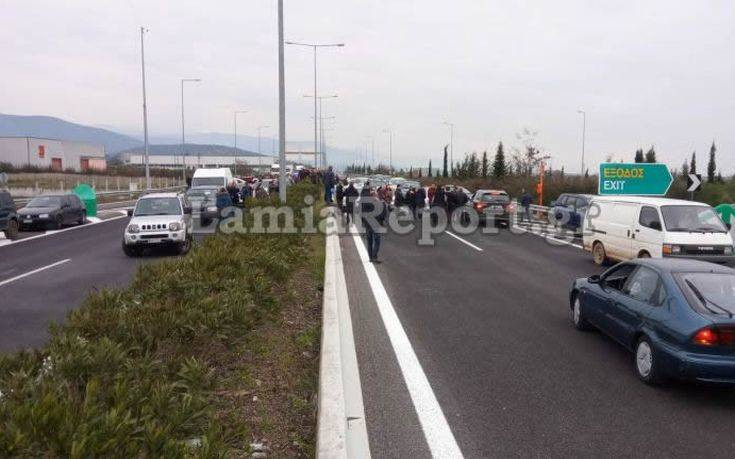 Λαμία: Κάτοικοι έκλεισαν την εθνική οδό για το hot spot στη Μαυρομαντήλα