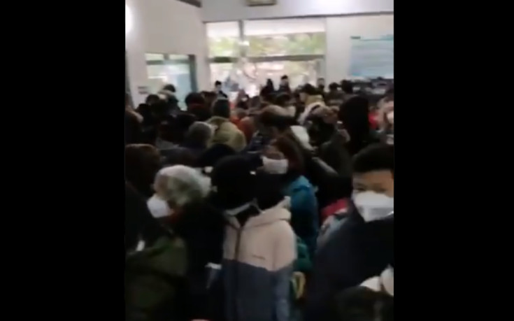 Στοιβαγμένοι στα νοσοκομεία χιλιάδες άνθρωποι στην Ουχάν περιμένουν να εξεταστούν για τον κοροναϊό