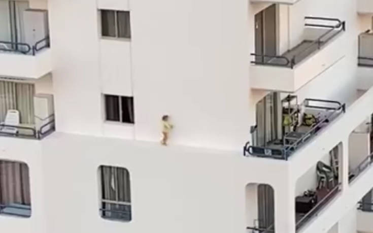 Βίντεο που κόβει την ανάσα δείχνει κοριτσάκι να περπατάει σε περβάζι του 4ου ορόφου
