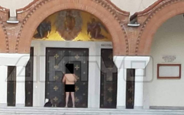 Σέρρες: Γυμνός άνδρας μπροστά από την είσοδο της Μητρόπολης