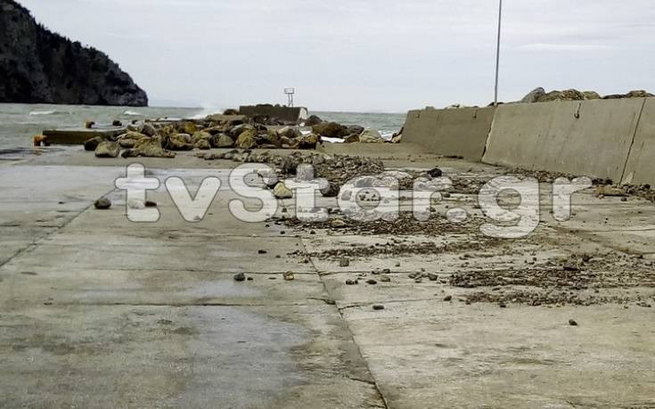 Εύβοια: Τα μανιασμένα κύματα και οι θυελλώδεις άνεμοι «προσγείωσαν» βράχους στο λιμάνι