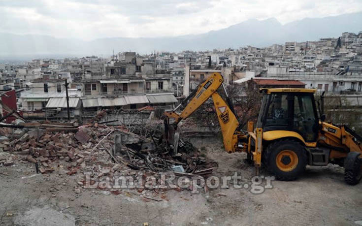 Ο δήμος γκρεμίζει ετοιμόρροπα κτίσματα &#8211; στέκια τοξικομανών στο κέντρο της Λαμίας