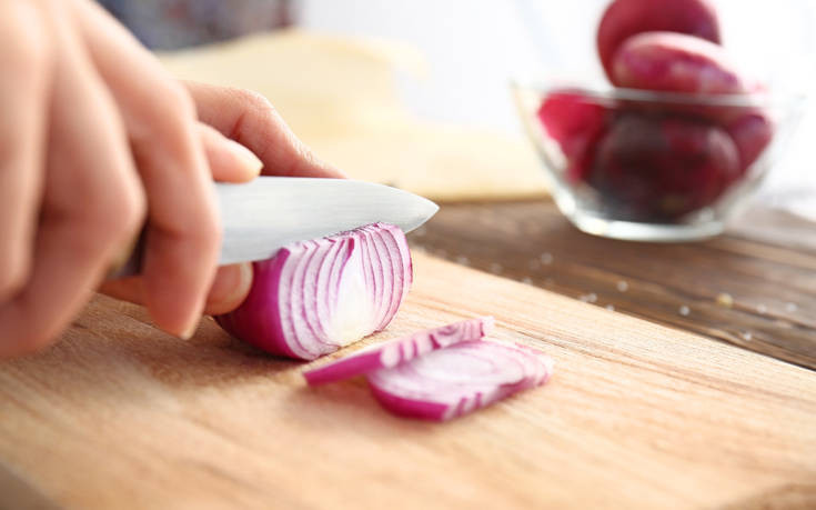 Ένας σεφ έχει το μυστικό για να μην κλαίμε όταν καθαρίζουμε κρεμμύδι