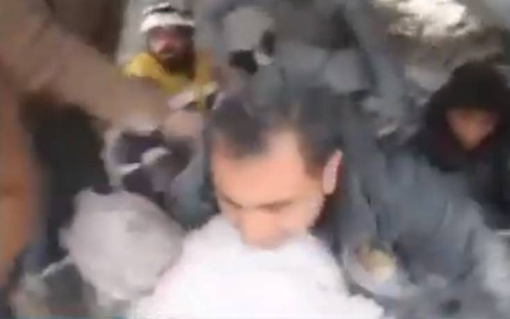 Καρέ &#8211; καρέ η διάσωση παιδιού μέσα από τα συντρίμμια βομβαρδισμένου κτιρίου στη Συρία