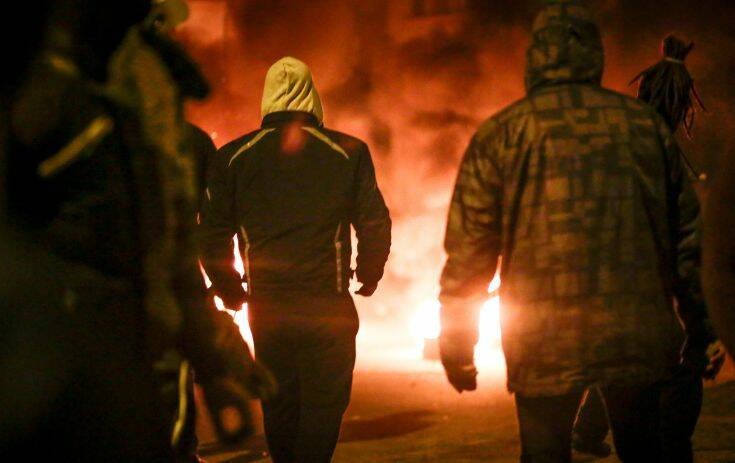 Χάος στη Λέσβο: Νέες συγκρούσεις πολιτών με την αστυνομία έξω από το στρατόπεδο που βρίσκονται τα ΜΑΤ