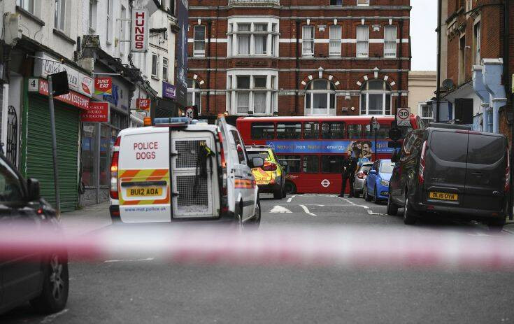 Επίθεση με μαχαίρι στο Λονδίνο: Η στιγμή που η αστυνομία έχει εξουδετερώσει τον δράστη