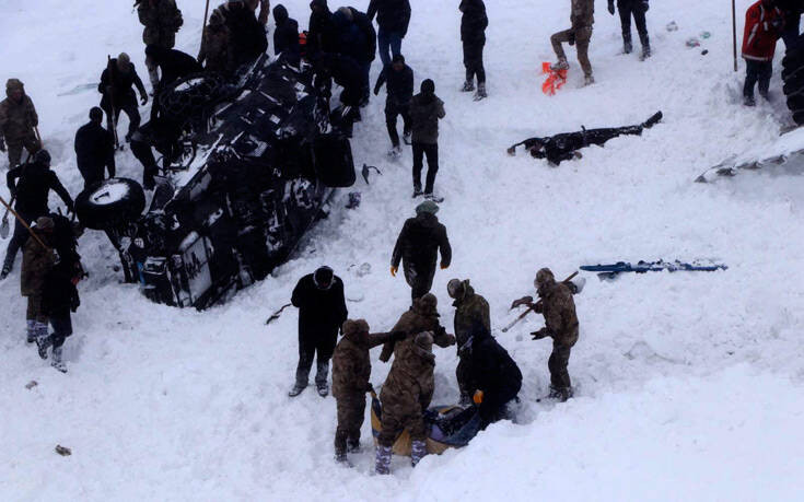 Φονική χιονοστιβάδα στην Τουρκία: 33 νεκροί, άνθρωποι εγκλωβισμένοι κάτω από το χιόνι