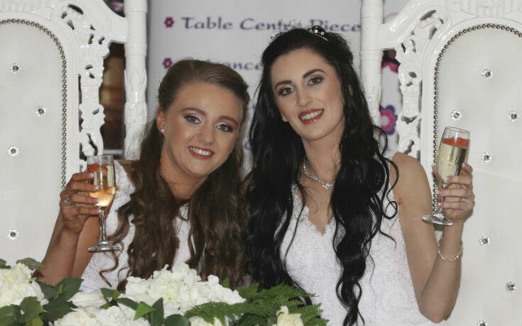 Δυο νεαρές γυναίκες το πρώτο ομόφυλο ζευγάρι που παντρεύτηκε στη Βόρεια Ιρλανδία