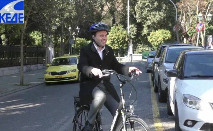 Με ηλεκτρικό ποδήλατο πήγε στο Μαξίμου ο πρόεδρος της ΚΕΔΕ