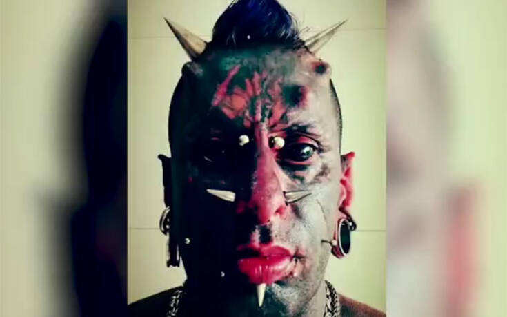 Έκανε τατουάζ στις κόρες των ματιών του και τον φωνάζουν «Άνθρωπο-Διάβολο»