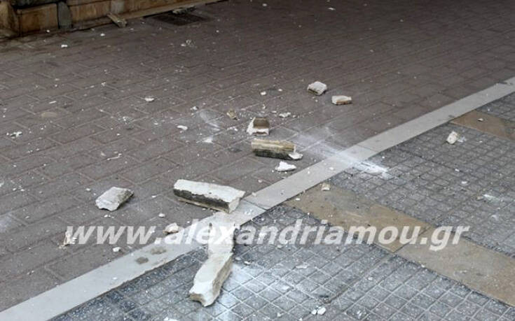 Σοβάδες έπεσαν και τραυμάτισαν γυναίκα που περπατούσε στο κέντρο της Αλεξάνδρειας