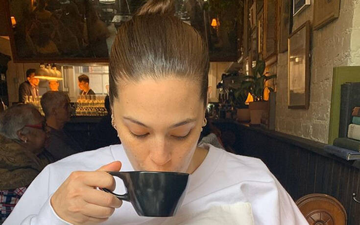 Η Ashley Graham θηλάζει και πίνει καφέ