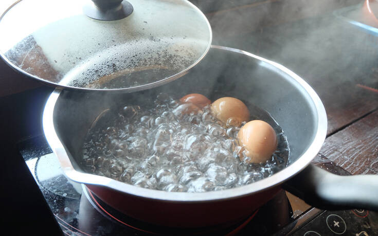 Ο τρόπος για να μην ξανακαθαρίσετε ποτέ βραστά αυγά