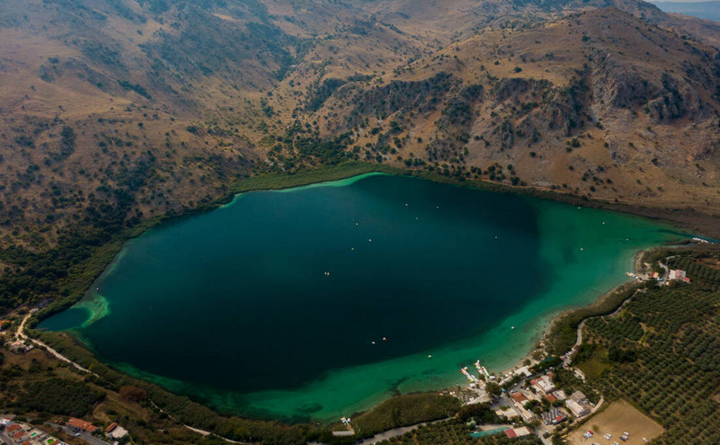 Η ελληνική λίμνη με το… διπλό πρόσωπο