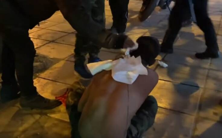 Θεσσαλονίκη: Τους επιτέθηκαν με μαχαίρια και ρόπαλα ενώ έτρωγαν