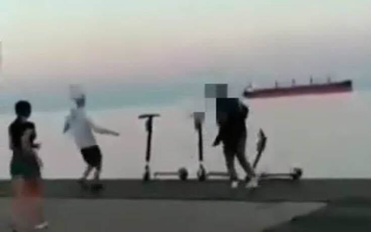 Θεσσαλονίκη: Βίντεο δείχνει νεαρούς να κλοτσάνε πατίνια στον Θερμαϊκό