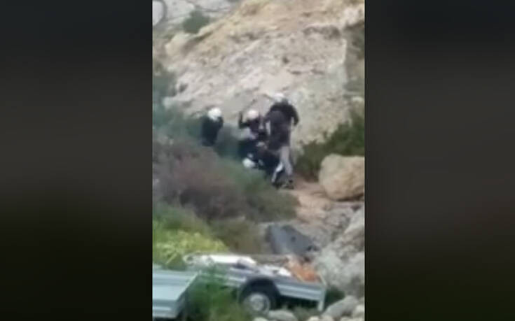 Χίος: Νέο βίντεο δείχνει αστυνομικούς των ΜΑΤ να χτυπούν με μανία πολίτες