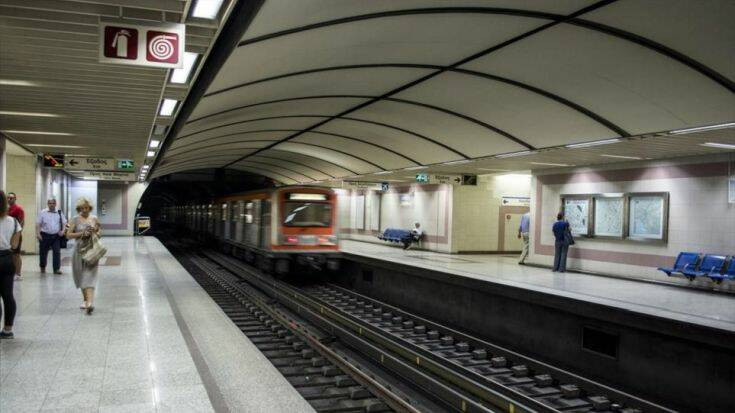 Έφοδος κουκουλοφόρων στον σταθμό του μετρό «Ακρόπολη»
