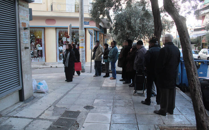 Κορονοϊός στη Θεσσαλονίκη: Ουρές στις τράπεζες για τις συντάξεις