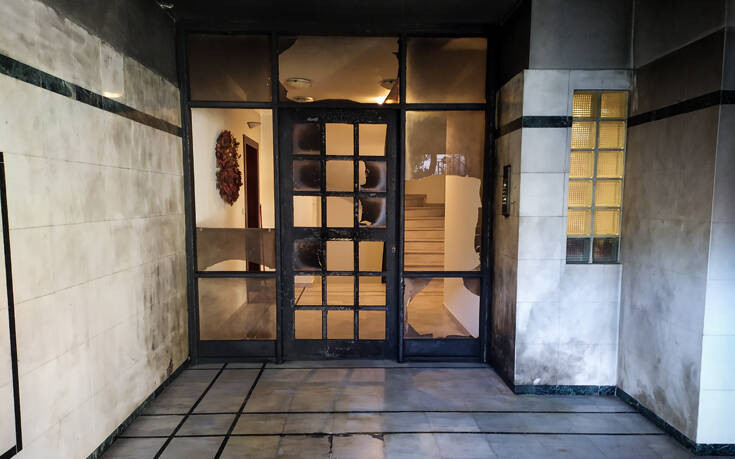 Θάνος Τζήμερος: Εικόνες μετά την έκρηξη στην είσοδο της πολυκατοικίας που μένει