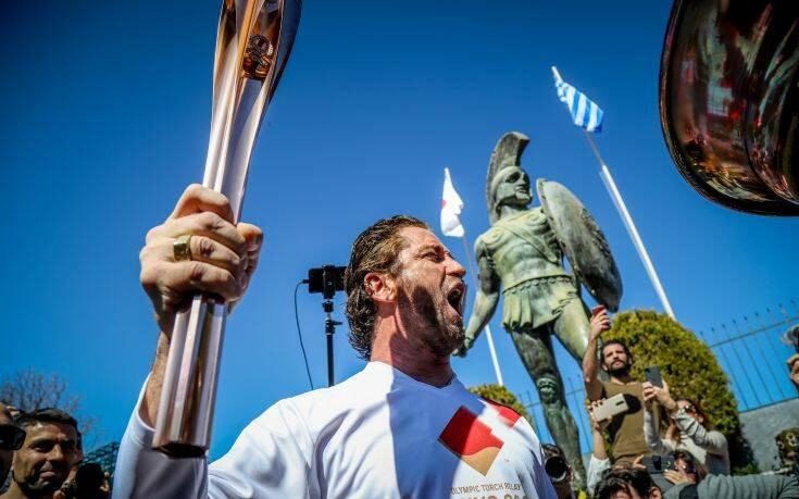 Ο Τζέραρντ Μπάτλερ άναψε την Ολυμπιακή Φλόγα με «This is Sparta» και η λαμπαδηδρομία σταματά
