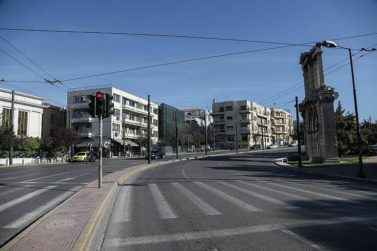 Ο κορονοϊός άδειασε τους δρόμους στο κέντρο της Αθήνας