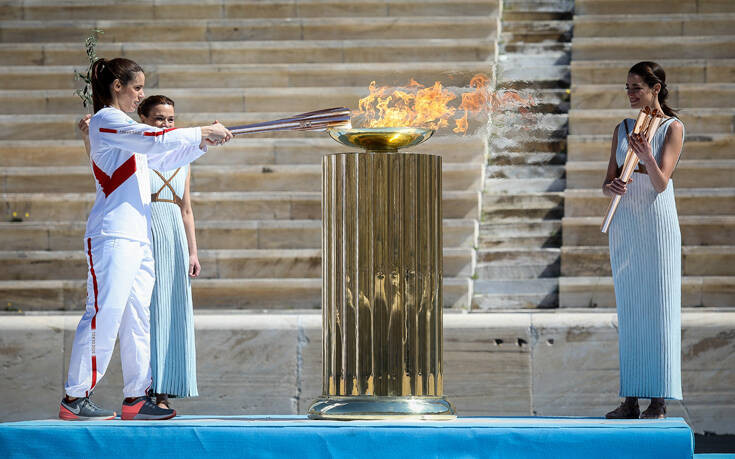Ασυνήθιστες εικόνες στο Παναθηναϊκό Στάδιο, στην τελετή παράδοσης της Ολυμπιακής Φλόγας