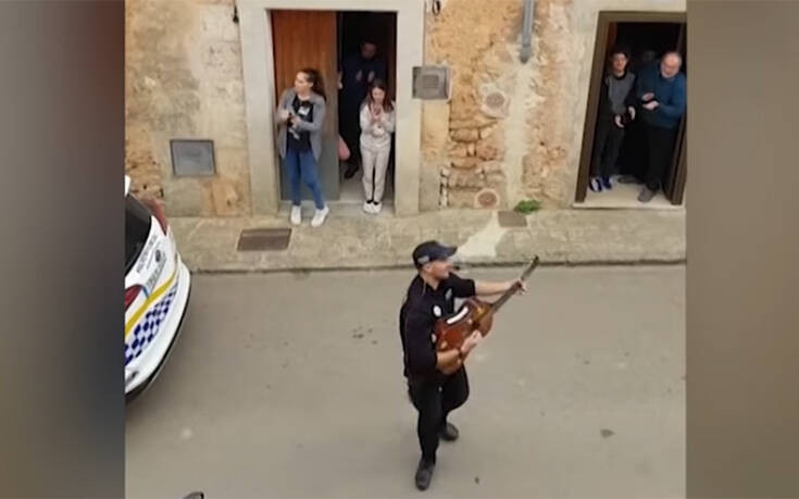 Ισπανία: Αστυνομικοί εμψυχώνουν τραγουδώντας τους κατοίκους που είναι καραντίνα