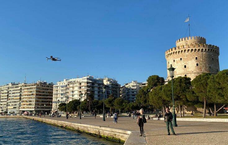 Βίντεο από drone που πετά πάνω από την παραλία Θεσσαλονίκης και καλεί τον κόσμο να μείνει σπίτι