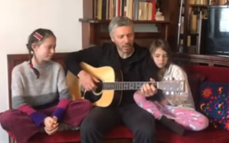 Αλκίνοος Ιωαννίδης: Τραγουδά με τις κόρες του «Μαζί Ξανά» για τον κορονοϊό